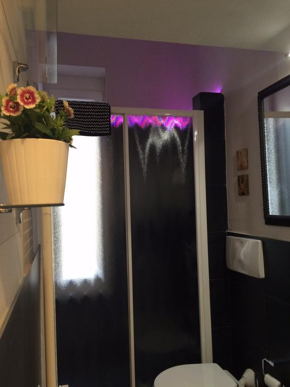 Kibilu - Via Confalonieri - Stazione Garibaldi - Zona Isola Milan Bilik gambar