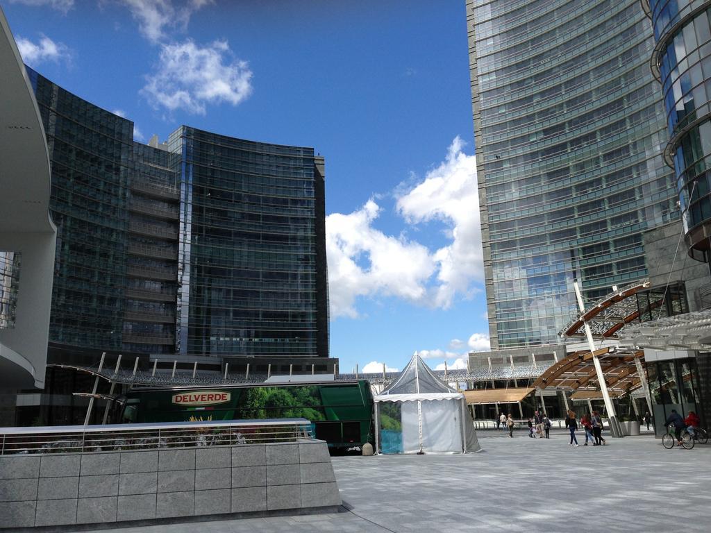 Kibilu - Via Confalonieri - Stazione Garibaldi - Zona Isola Milan Bilik gambar